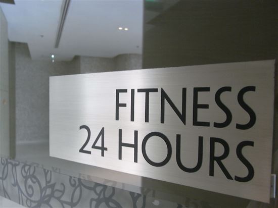 24hrs Fitness Center © Matt_Weibo (CC BY-SA 2.0) https://www.flickr.com/photos/21065622@N08/3426381807/ 24hrs Fitness Center