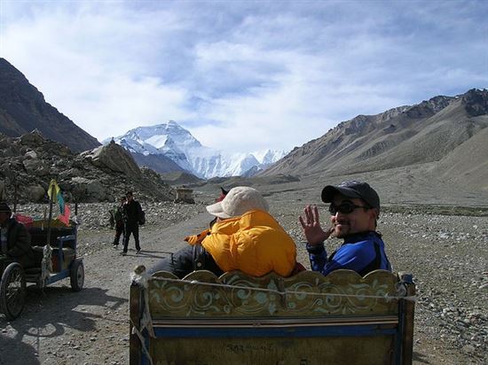 Riding to Upper Base Camp © Sistak (CC BY-SA 2.0) https://www.flickr.com/photos/94801434@N00/2587947023/ Riding to Upper Base Camp