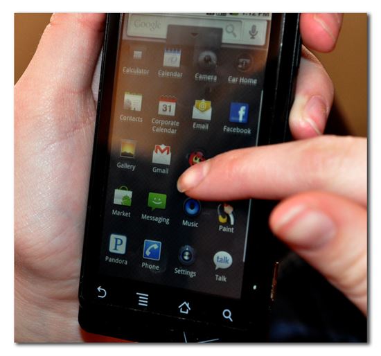 Droid Apps Cell Phone © Carissa Rogers (CC BY 2.0) https://www.flickr.com/photos/goodncrazy/5531939741/ Droid Apps Cell Phone