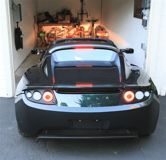 Tesla @ Home © Steve Jurvetson (CC BY 2.0) https://www.flickr.com/photos/jurvetson/2779858337/ Tesla @ Home