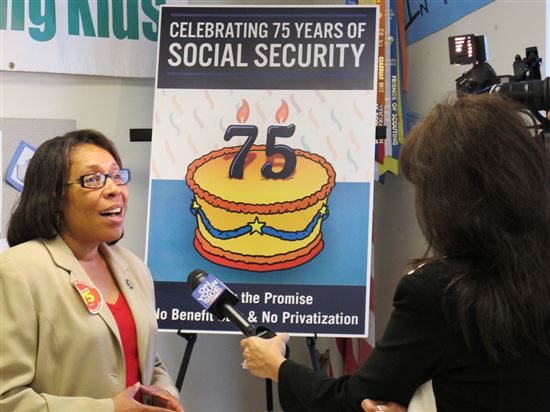Social Security Roundtable With Rep. Fudge © ProgressOhio (CC BY 2.0) https://www.flickr.com/photos/progressohio/4885382708/ Social Security Roundtable With Rep. Fudge