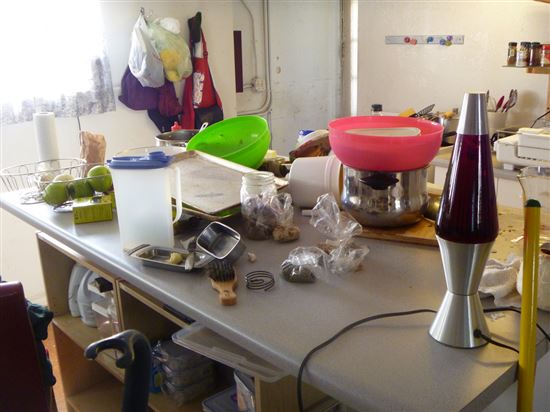 decluttering-before-island © Serene Vannoy (CC BY 2.0) https://www.flickr.com/photos/serenejournal/7550791090/ decluttering-before-island