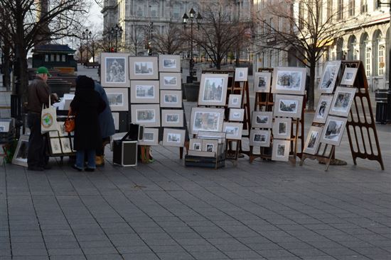 Paintings for sale © shankar s. (CC BY 2.0) https://www.flickr.com/photos/shankaronline/8392037456/ Paintings for sale